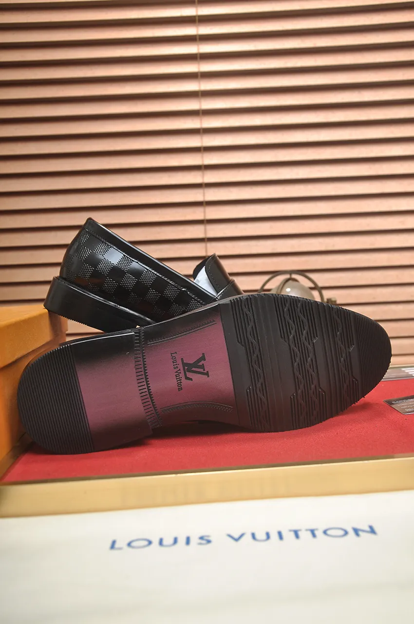 Men's men's shoes 💰460💶 [LV] (original single cowhide lining) 🍀LV's latest genuine leather business suit shoes are launched simultaneously on the official website. The first-layer cowhide imported from Italy is made of heavy gold, 💥1:1 rubber outsole from the official website. Versatile to wear, high-end without losing class, and the color combination is extraordinary. This four-season style is alluring when worn on your feet, showing off your big-name flair. Standard code 38-45 (45 customized)